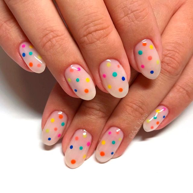 diseno-de-unas-con-esmalte-de-puntos-de-colores-5
