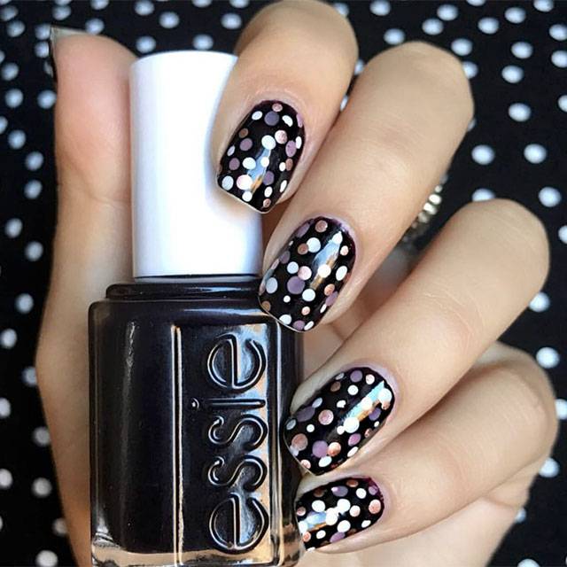 diseno-de-unas-con-esmalte-de-puntos-de-colores-6