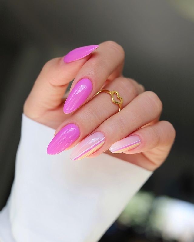 diseno-de-unas-con-forma-de-almendra-color-fiusha-5