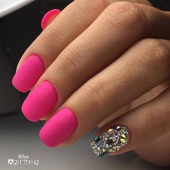 diseno-de-unas-con-forma-de-almendra-color-fiusha-6