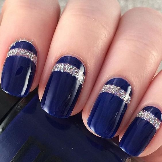 diseno-de-unas-con-glitter-plateado-y-azul-sencillas-7