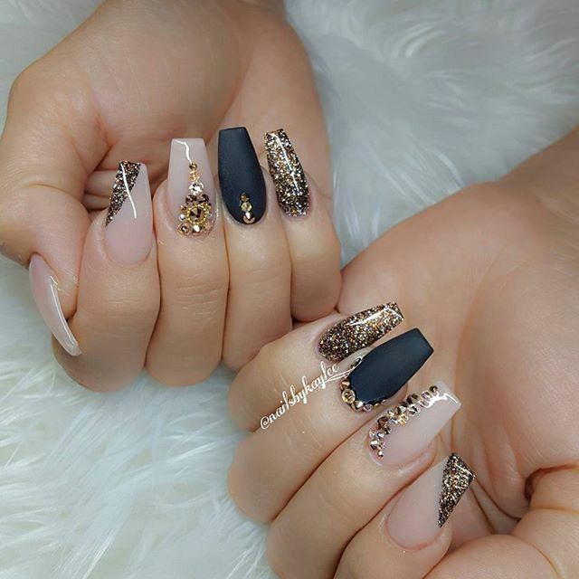 Diseño De Uñas Con Negro Nude Y Dorado