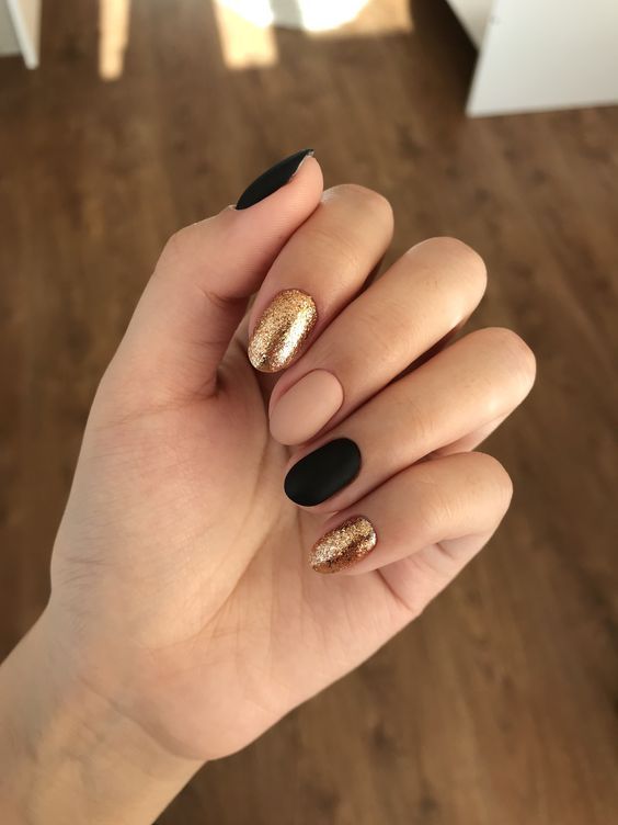 diseno-de-unas-con-negro-nude-y-dorado-7