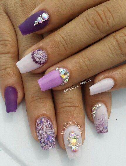 Diseño De Uñas Con Piedras Moradas Y Doradas