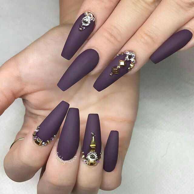 diseno-de-unas-con-piedras-moradas-y-doradas-2