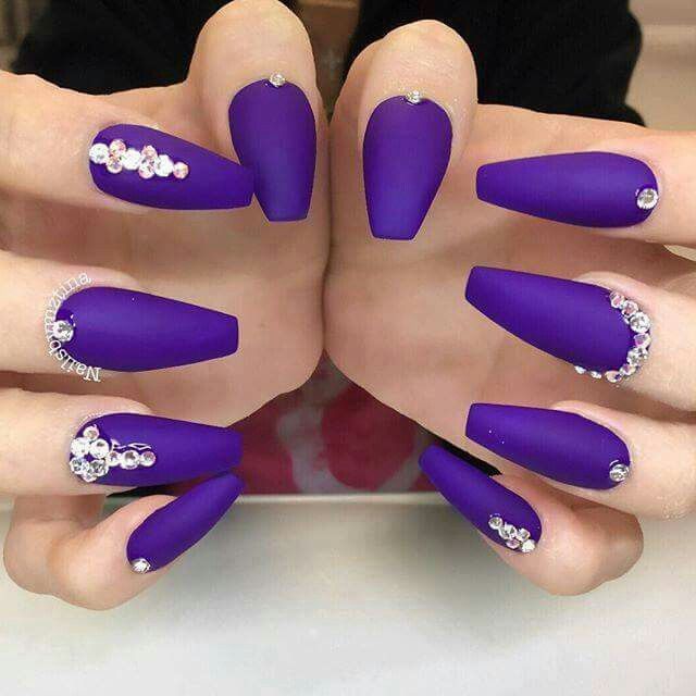 diseno-de-unas-con-piedras-moradas-y-doradas-3