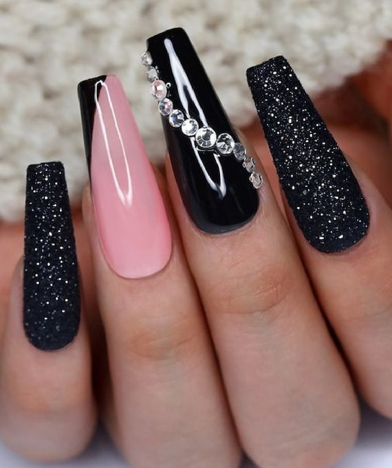 diseno-de-unas-con-piedras-negro-y-rosa-6