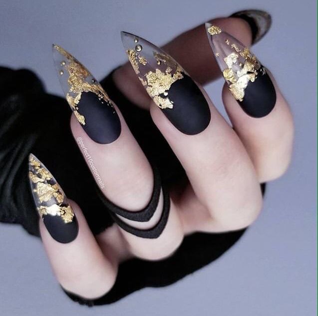 diseno-de-unas-con-pintura-negra-y-dorada-5