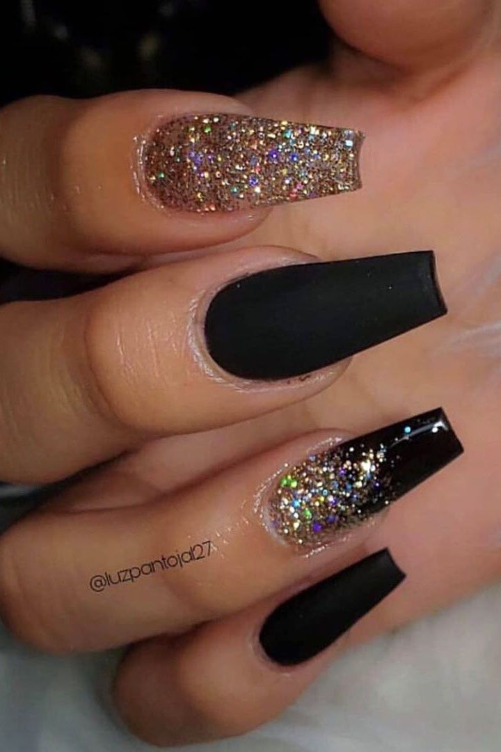diseno-de-unas-con-pintura-negra-y-dorada-6