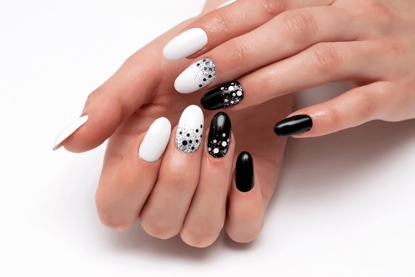 diseno-de-unas-con-puntos-blancos-sobre-fondo-negro-1