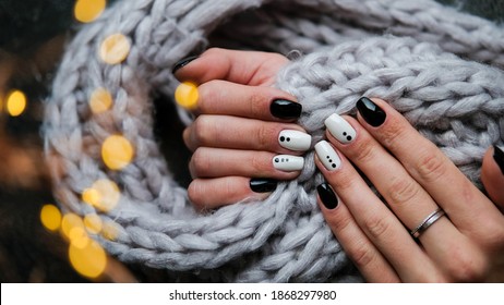 diseno-de-unas-con-puntos-blancos-sobre-fondo-negro-3