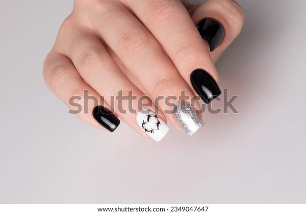 diseno-de-unas-con-puntos-blancos-sobre-fondo-negro-7
