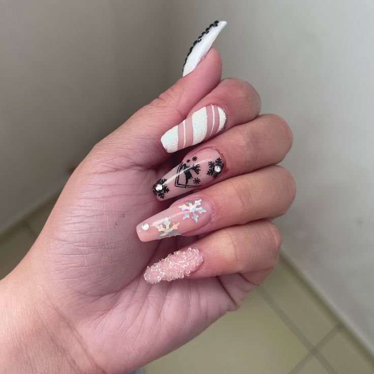 Diseño De Uñas Con Sello en Rosa Y Negro