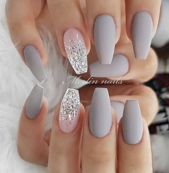 diseno-de-unas-con-un-color-gris-con-muchos-colores-6