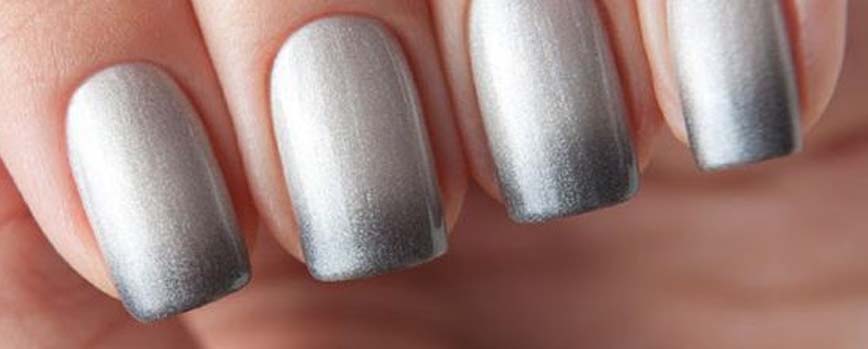 diseno-de-unas-con-un-color-gris-con-muchos-colores-7