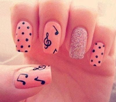 diseno-de-unas-cortas-con-notas-musicales-2