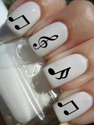 diseno-de-unas-cortas-con-notas-musicales-3