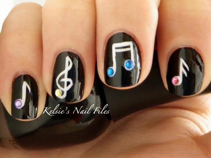 diseno-de-unas-cortas-con-notas-musicales-4