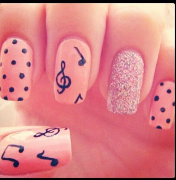 diseno-de-unas-cortas-con-notas-musicales-5