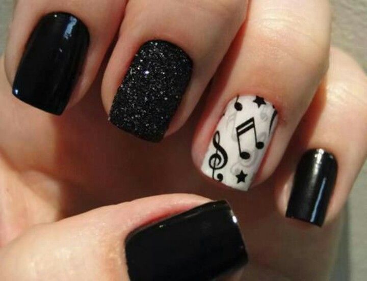 diseno-de-unas-cortas-con-notas-musicales-6