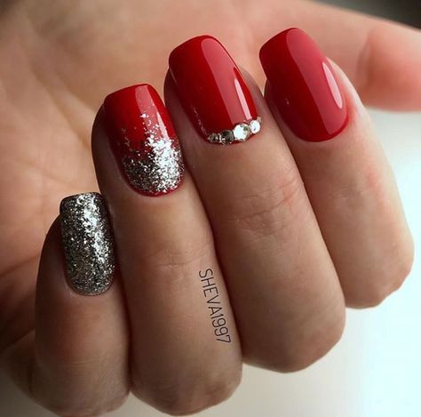 diseno-de-unas-cortas-elegantes-rojas-y-plateadas-1