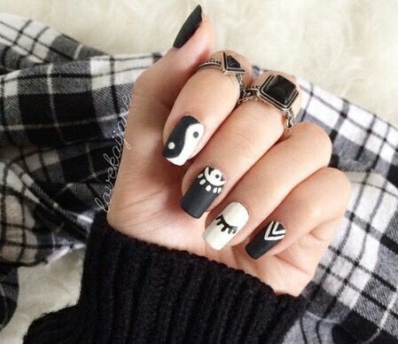 diseno-de-unas-de-acrilico-a-color-negro-y-blanco-2