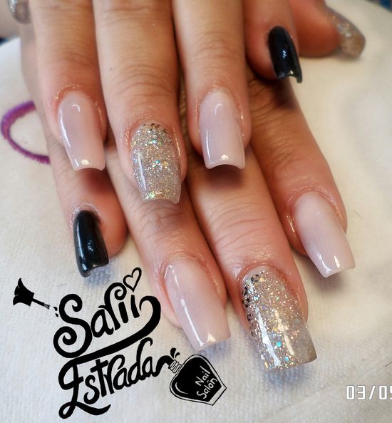 Diseño De Uñas De Acrilico Para Un Vestido De Negro
