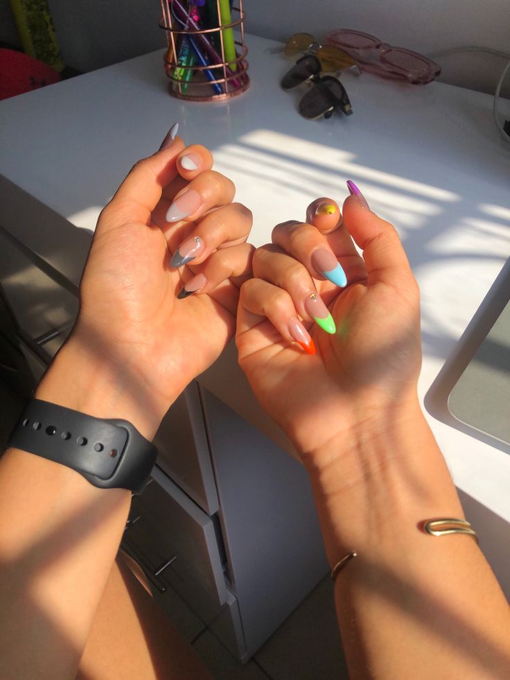 diseno-de-unas-de-colores-diferentes-en-cada-mano-3