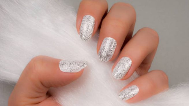 diseno-de-unas-de-invierno-blanco-con-plateado-1