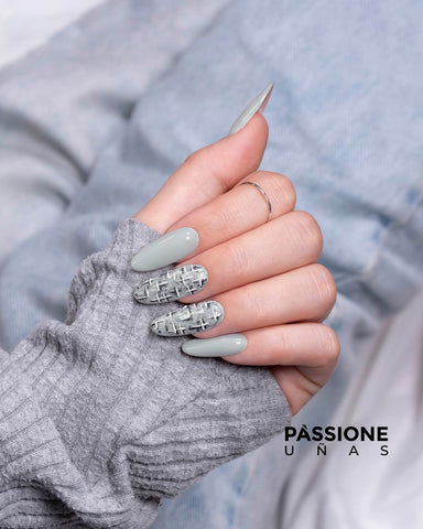 diseno-de-unas-de-invierno-blanco-con-plateado-6