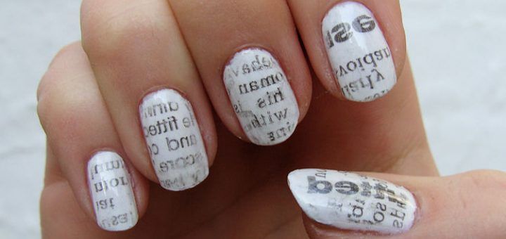 Diseño De Uñas De Los Pies Con Periodico