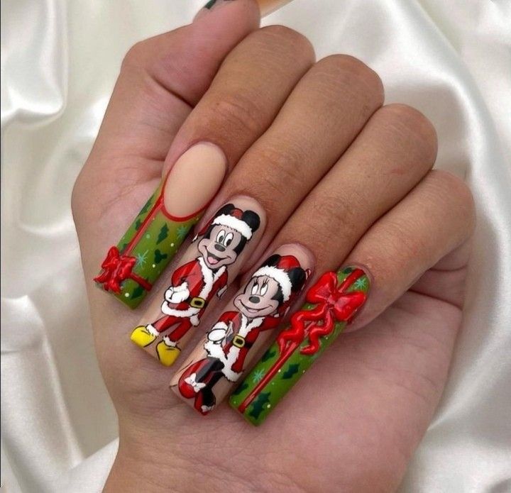 diseno-de-unas-de-mickey-mouse-de-navidad-7