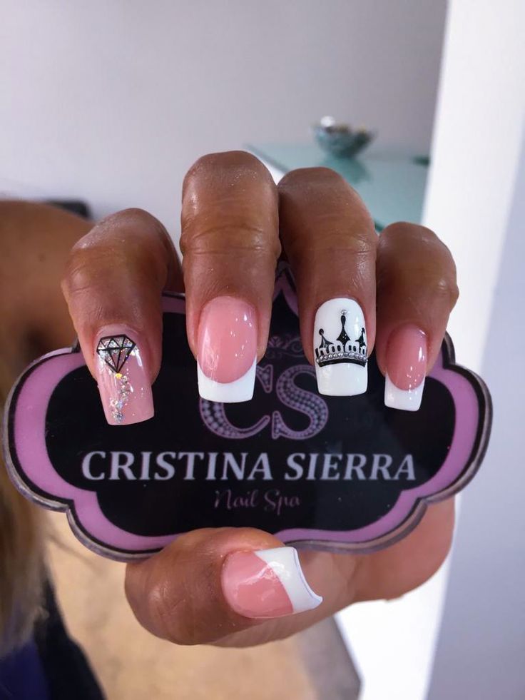 Diseño De Uñas De Moda Con Coronas