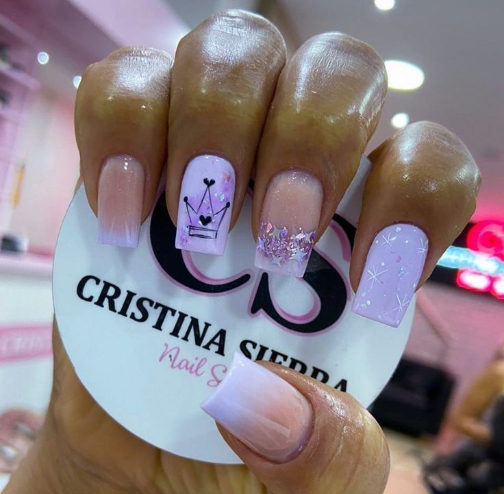 diseno-de-unas-de-moda-con-coronas-7