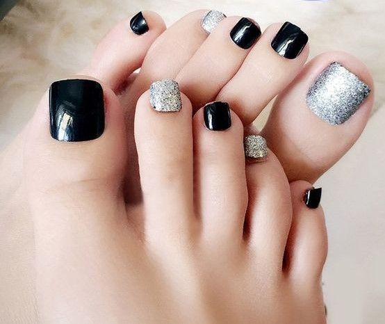 diseno-de-unas-de-pies-en-negro-y-piedras-3