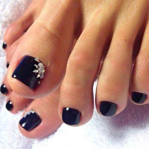 diseno-de-unas-de-pies-en-negro-y-piedras-5
