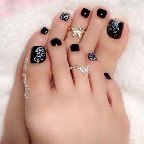diseno-de-unas-de-pies-en-negro-y-piedras-7
