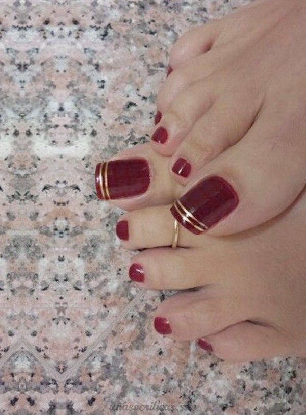 diseno-de-unas-de-pies-rojo-con-dorado-7