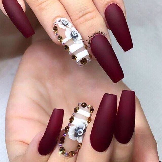 diseno-de-unas-decorado-color-tinto-y-blanco-mate-4