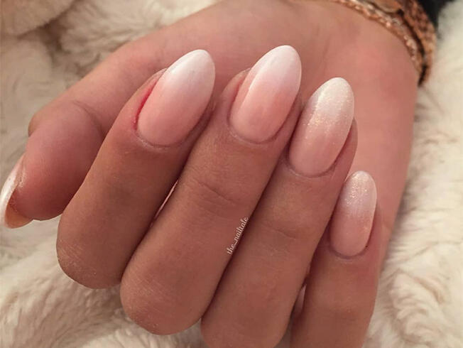 diseno-de-unas-degradado-nude-y-blanco-3