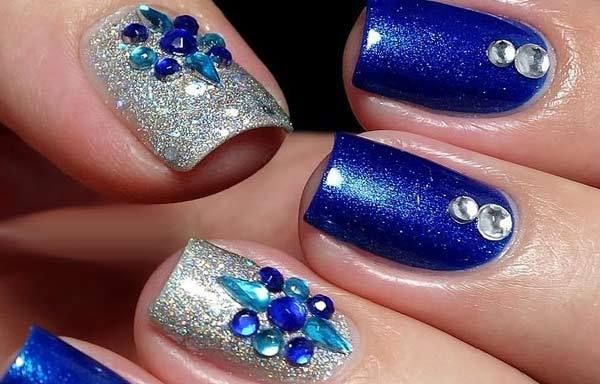 Diseño De Uñas en Color Azul Metalico Con Plata Flores