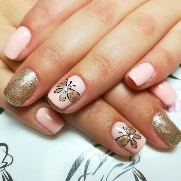 diseno-de-unas-en-color-dorado-con-mariposa-2