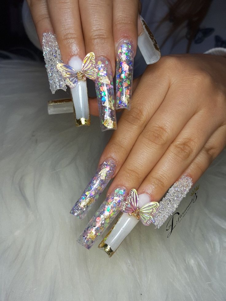 diseno-de-unas-en-color-dorado-con-mariposa-6