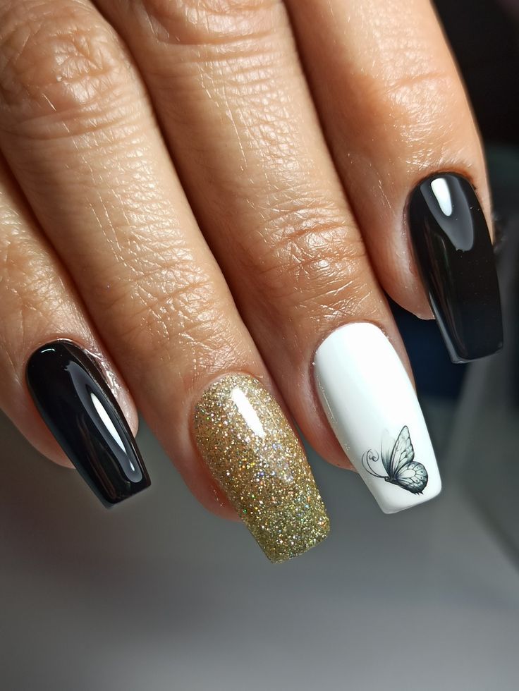 diseno-de-unas-en-color-dorado-con-mariposa-7
