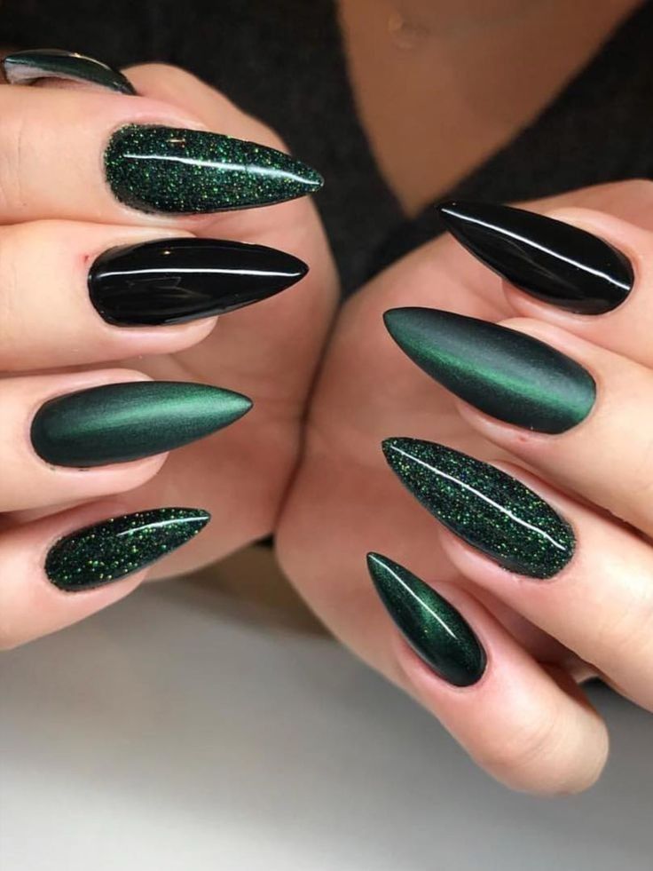 diseno-de-unas-en-color-negras-con-rojo-y-verde-3