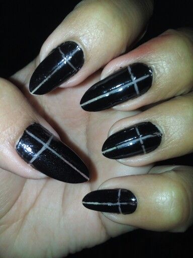 diseno-de-unas-en-color-negro-con-blanco-y-cruces-4