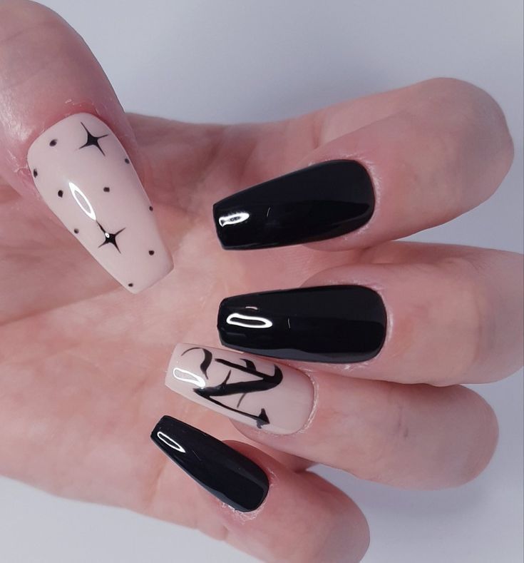 diseno-de-unas-en-color-negro-con-blanco-y-cruces-5