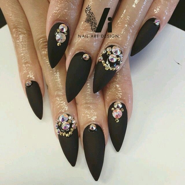diseno-de-unas-en-color-negro-y-colores-conn-piedras-2