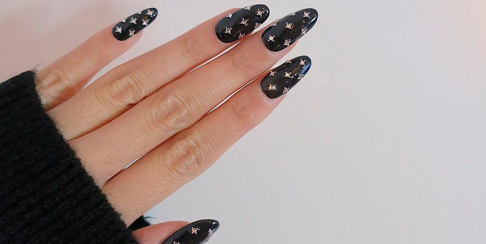 diseno-de-unas-en-color-negro-y-cooon-piedras-7
