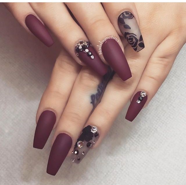 diseno-de-unas-en-color-vino-con-flores-negras-3
